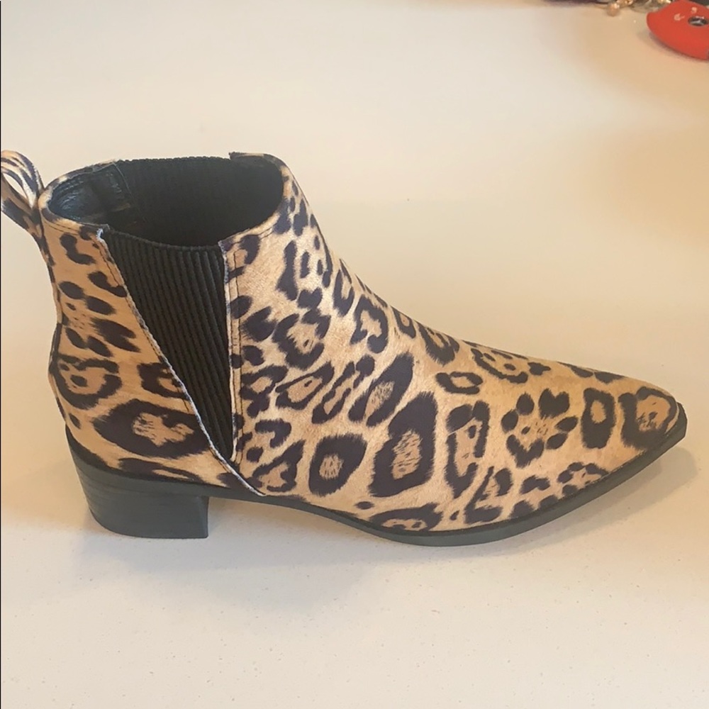 [BRAND NEW] Cheetah print Chelsea Boots